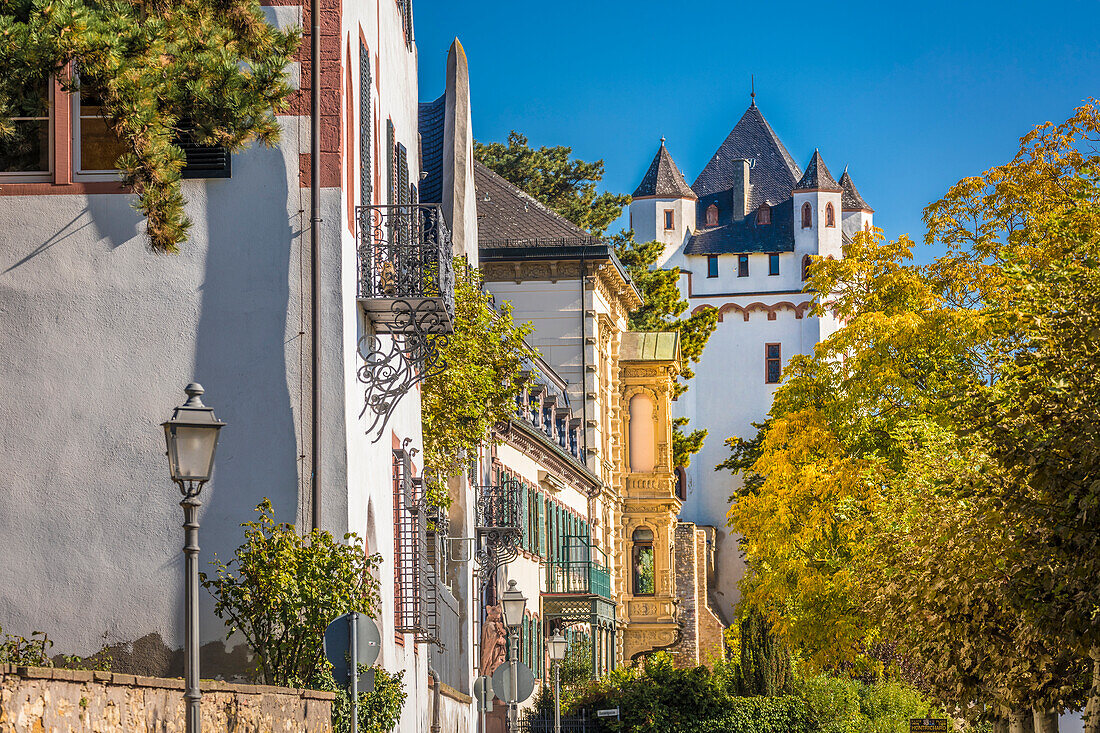 Historische Häuser an der Uferpromenade in Eltville mit Kurfürstlicher Burg, Rheingau, Hessen, Deutschland