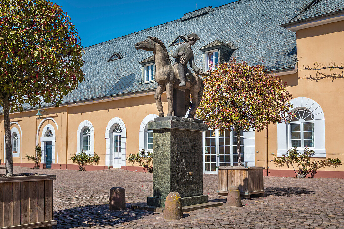 Denkmal Spätlesereiter im Hof von Schloss Johannisberg, Rheingau, Hessen, Deutschland
