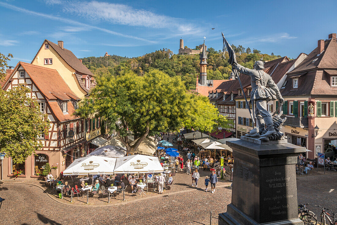 Marktplatz von Weinheim, im Hintergrund Burgruine Windeck, Südhessen, Hessen, Deutschland