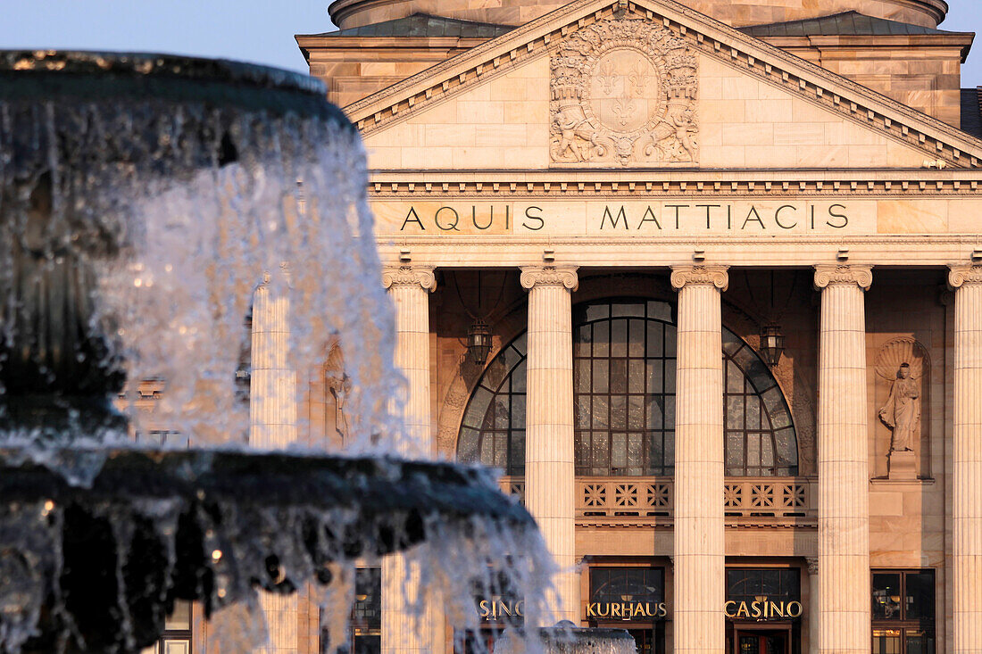 Kurhaus und Brunnen auf dem Bowling Green, Wiesbaden, Hessen, Deutschland