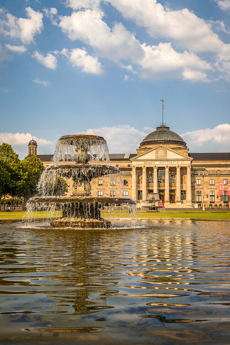 Kurhaus und Brunnen auf dem Bowling Green, Wiesbaden, Hessen, Deutschland