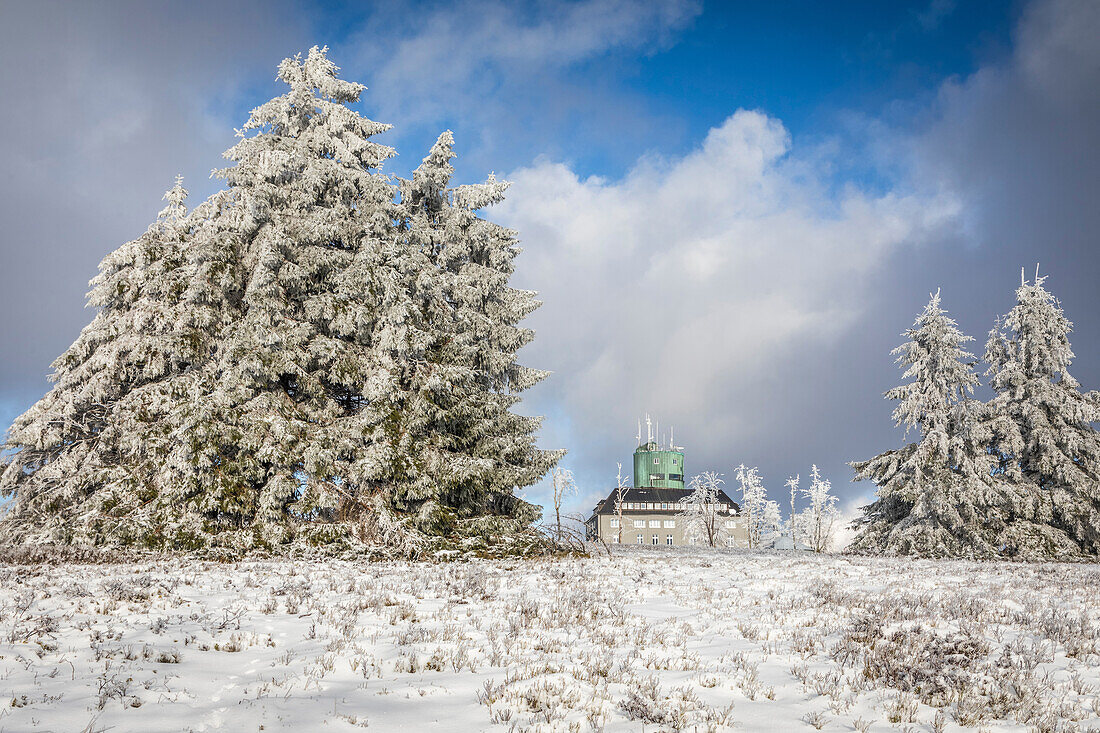 Gipfelplateau mit Astenturm am Kahlen Asten (841 m) bei Winterberg, Sauerland, Nordrhein-Westfalen, Deutschland