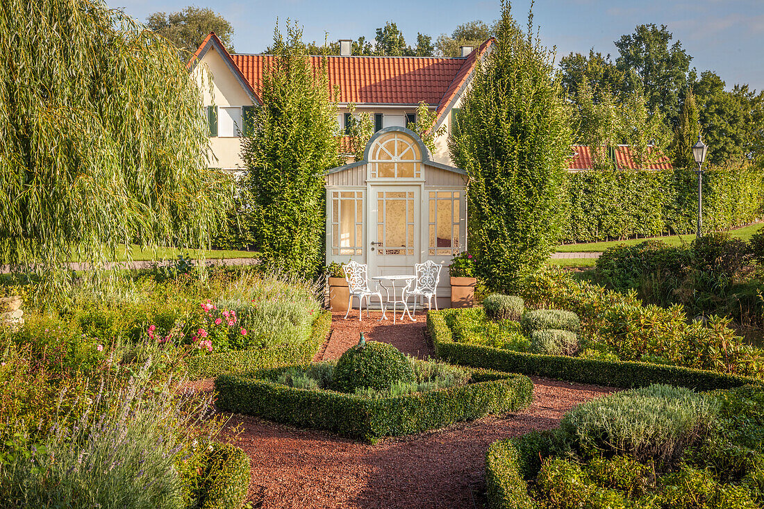 Kleiner Pavilion im formalen Garten von Gut Kump, Hamm, Nordrhein-Westfalen, Deutschland