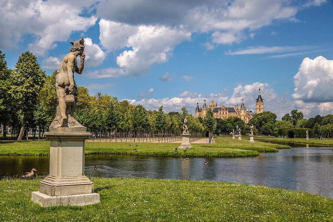 Blick vom Schlossgarten auf Schloss Schwerin, Schwerin, Mecklenburg-Vorpommern, Norddeutschland, Deutschland