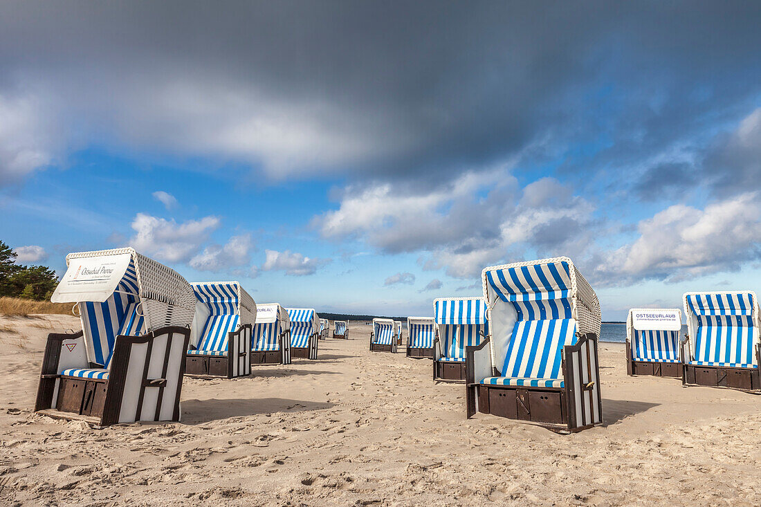 Strandkörbe in Prerow, Mecklenburg-Vorpommern, Norddeutschland, Deutschland