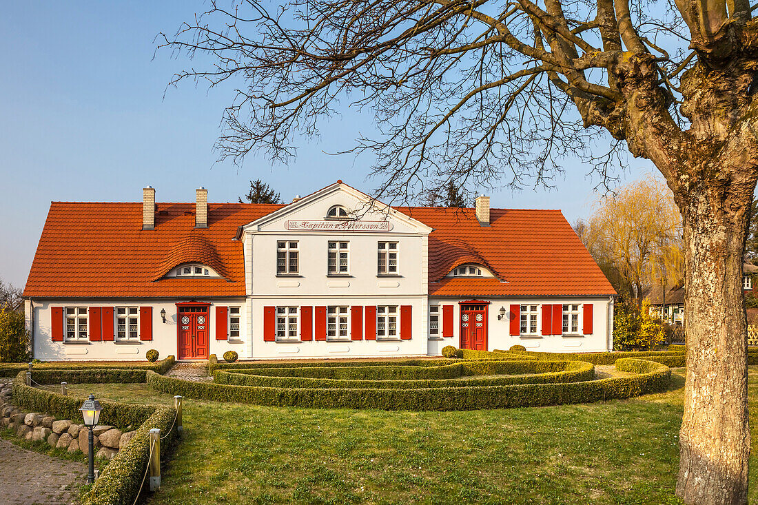 Historisches Kapitänshaus in Born am Darß, Mecklenburg-Vorpommern, Norddeutschland, Deutschland