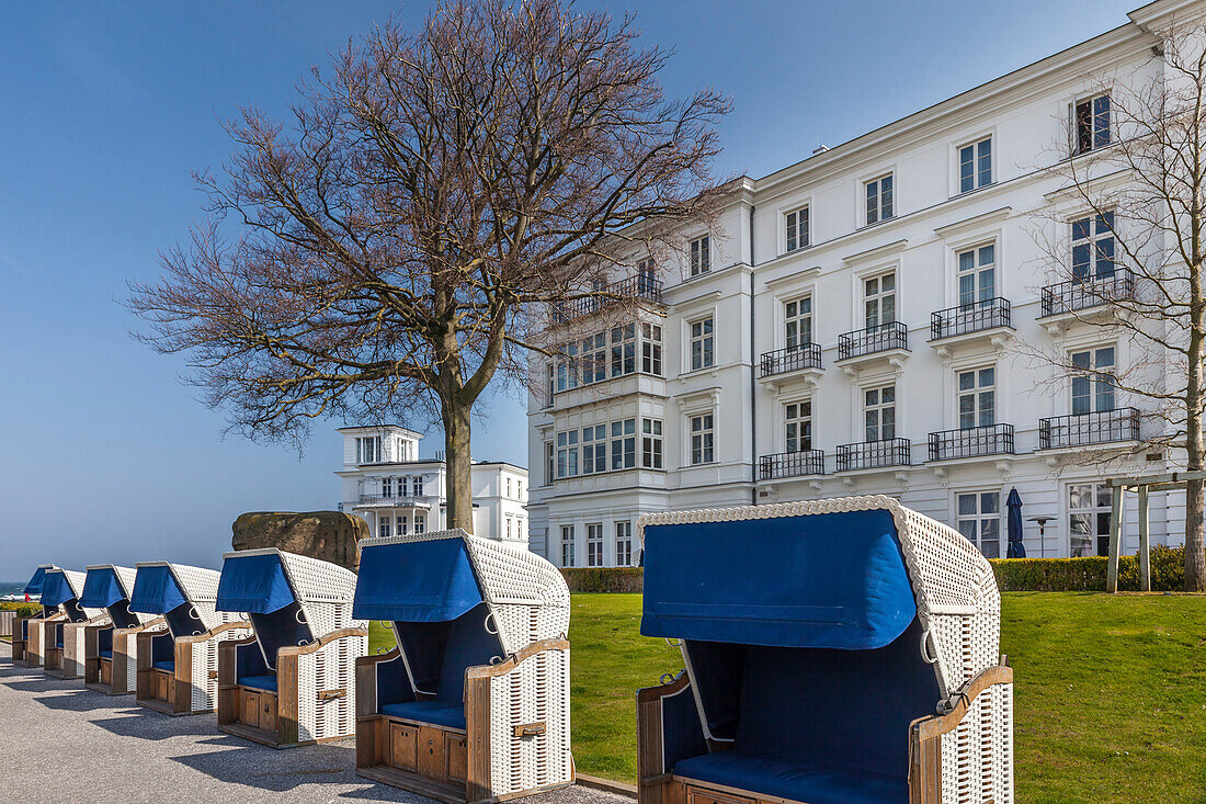 Strandkörbe vor dem Grand Hotel in Heiligendamm, Mecklenburg-Vorpommern, Norddeutschland, Deutschland