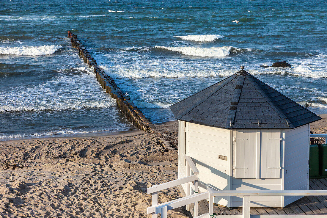 Küste und Strandhütte in Kühlungsborn, Mecklenburg-Vorpommern, Norddeutschland, Deutschland