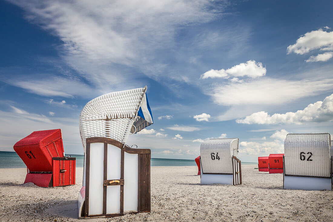 Weiße und rote Strandkörbe in Zingst, Mecklenburg-Vorpommern, Norddeutschland, Deutschland