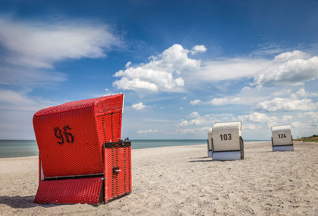 Weiße und rote Strandkörbe in Zingst, Mecklenburg-Vorpommern, Norddeutschland, Deutschland