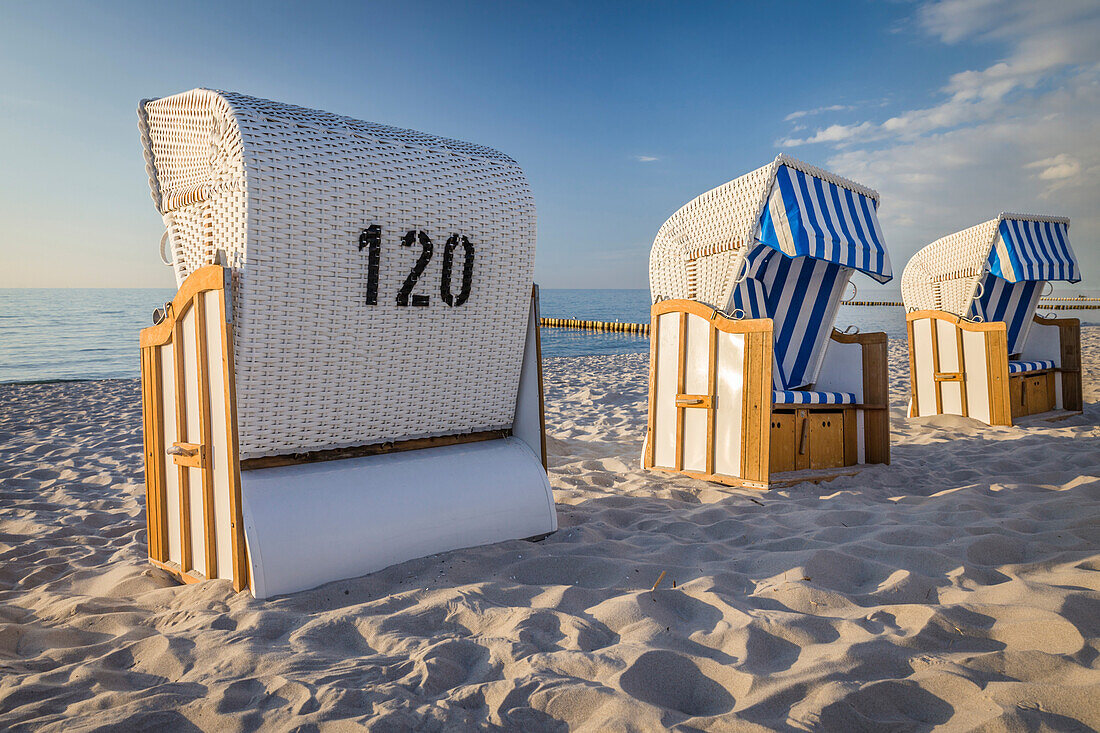 Weiße Strandkörbe in Zingst, Mecklenburg-Vorpommern, Norddeutschland, Deutschland