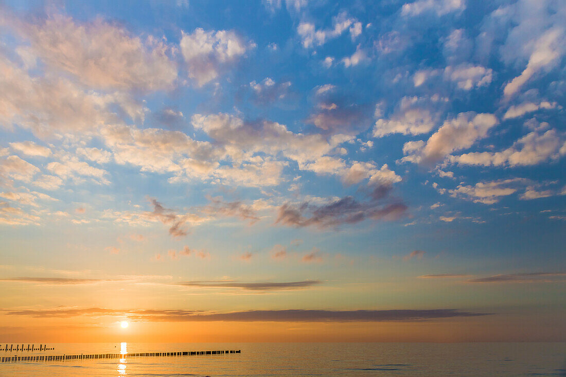 Sonnenuntergang am Meer in Zingst, Mecklenburg-Vorpommern, Norddeutschland, Deutschland