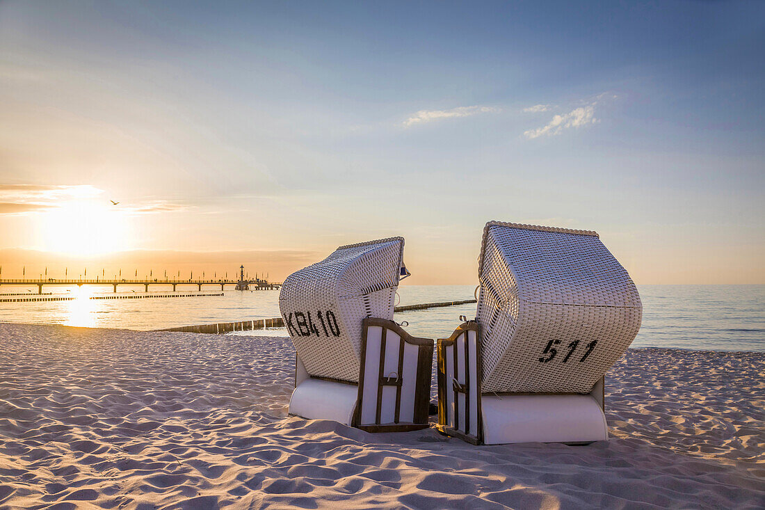 Weiße Strandkörbe in Zingst, Mecklenburg-Vorpommern, Norddeutschland, Deutschland