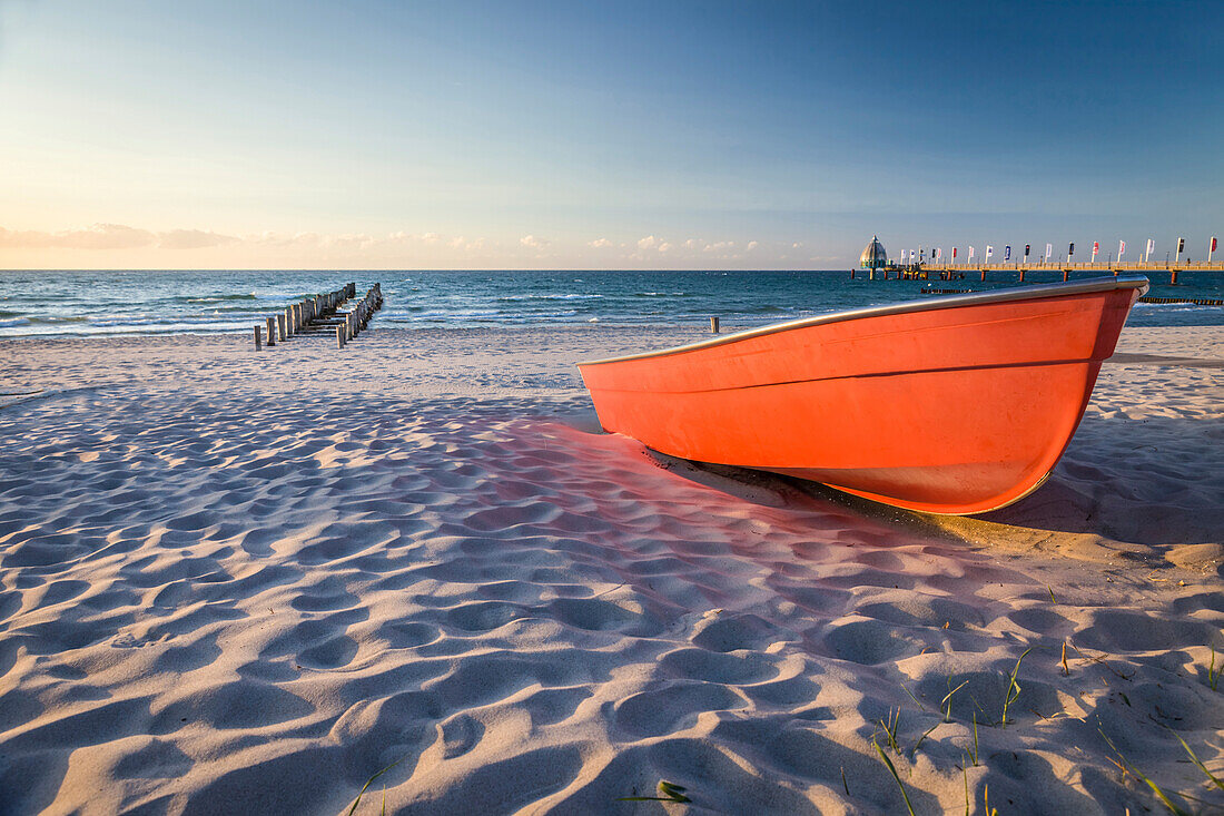 Rotes Boot am Strand von Zingst, Mecklenburg-Vorpommern, Norddeutschland, Deutschland