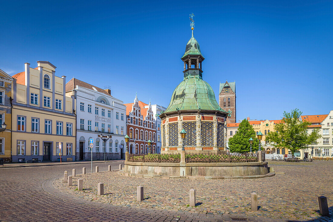 Baudenkmal Wasserkunst auf dem Marktplatz in der Altstadt von Wismar, Mecklenburg-Vorpommern, Norddeutschland, Deutschland