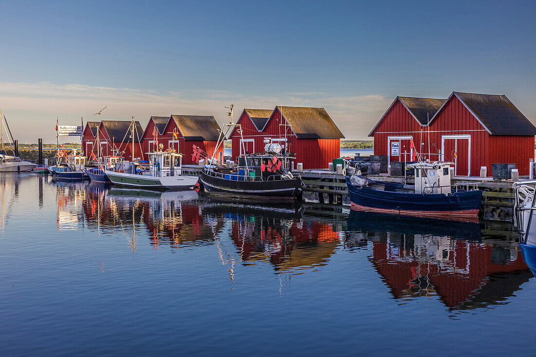 Rote Bootshäuser in der Marina Weiße Wiek, Mecklenburg-Vorpommern, Norddeutschland, Deutschland