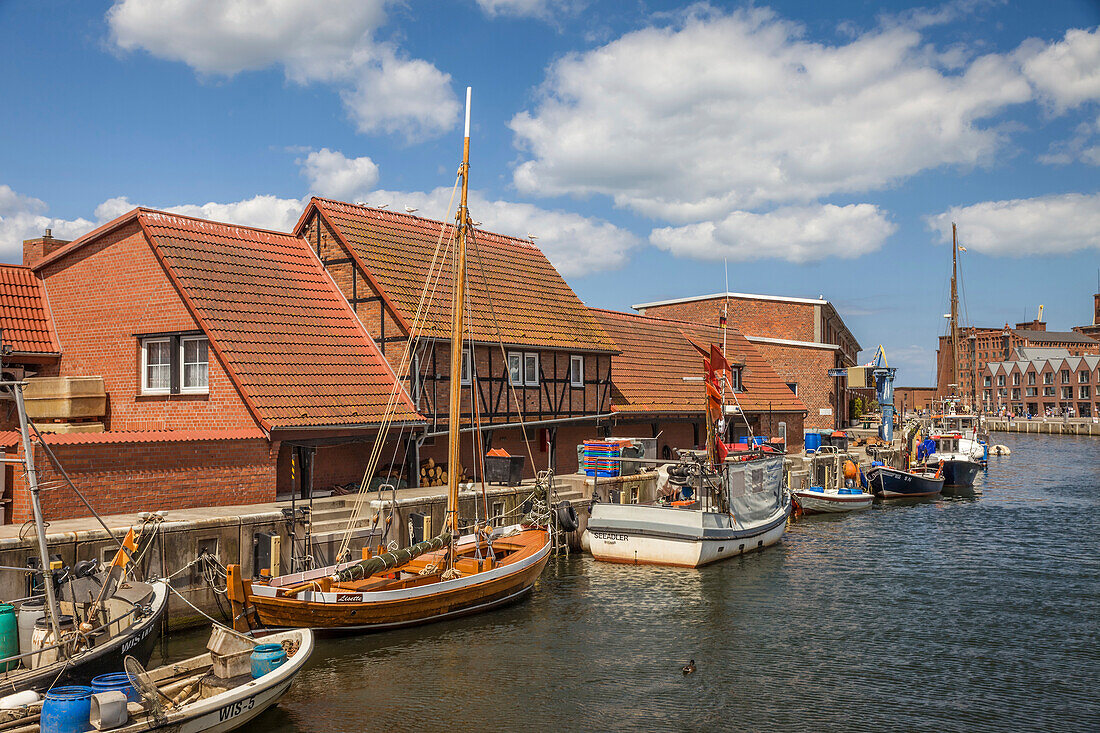 Historische Boote im Hafen von Wismar, Mecklenburg-Vorpommern, Norddeutschland, Deutschland