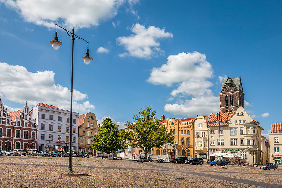 Historische Häuser auf dem Marktplatz in der Altstadt von Wismar, Mecklenburg-Vorpommern, Norddeutschland, Deutschland