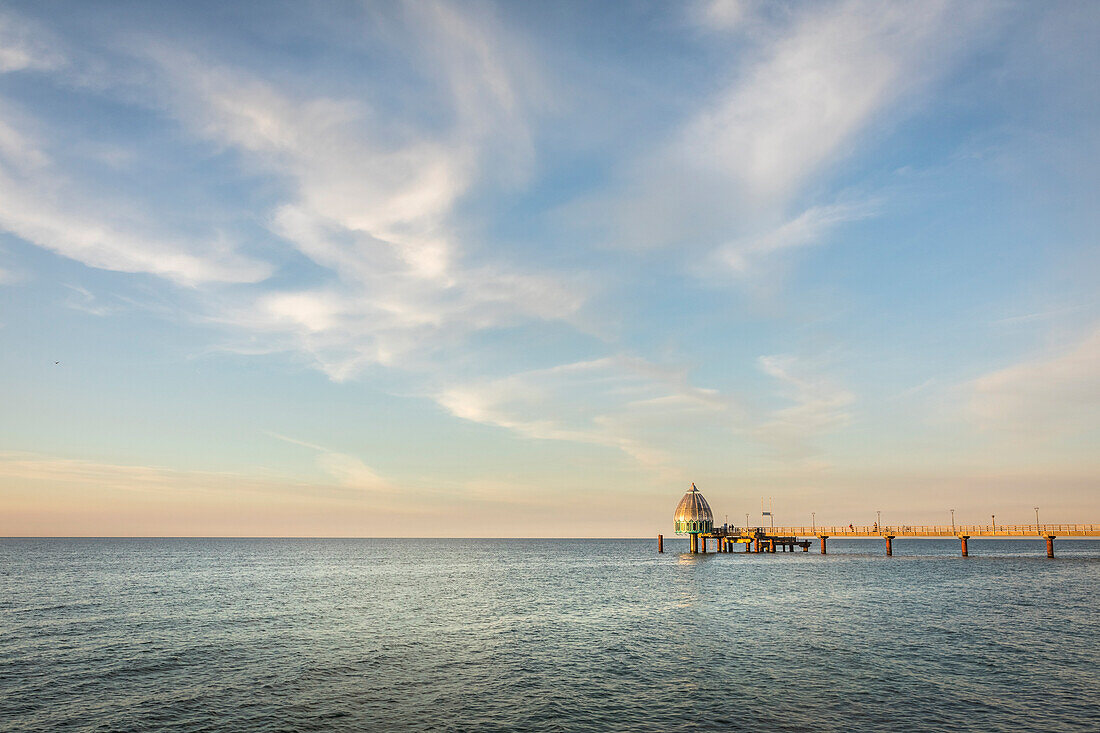 Seebrücke von Zingst an der Ostsee, Mecklenburg-Vorpommern, Ostsee, Norddeutschland, Deutschland