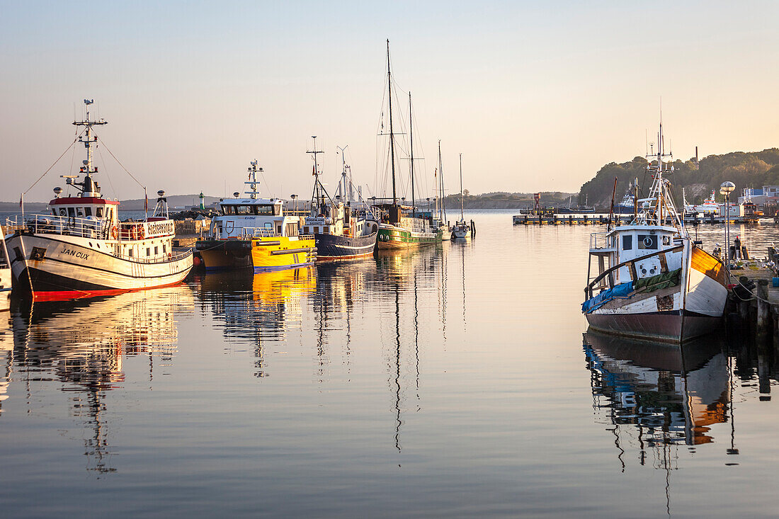 Boote im Hafen von Sassnitz auf Rügen, Mecklenburg-Vorpommern, Ostsee, Norddeutschland, Deutschland