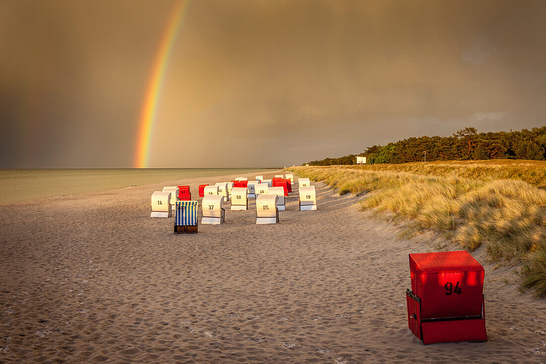 Strandkörbe mit Sturmwolken und Regenbogen am Strand von Prerow, Mecklenburg-Vorpommern, Ostsee, Norddeutschland, Deutschland