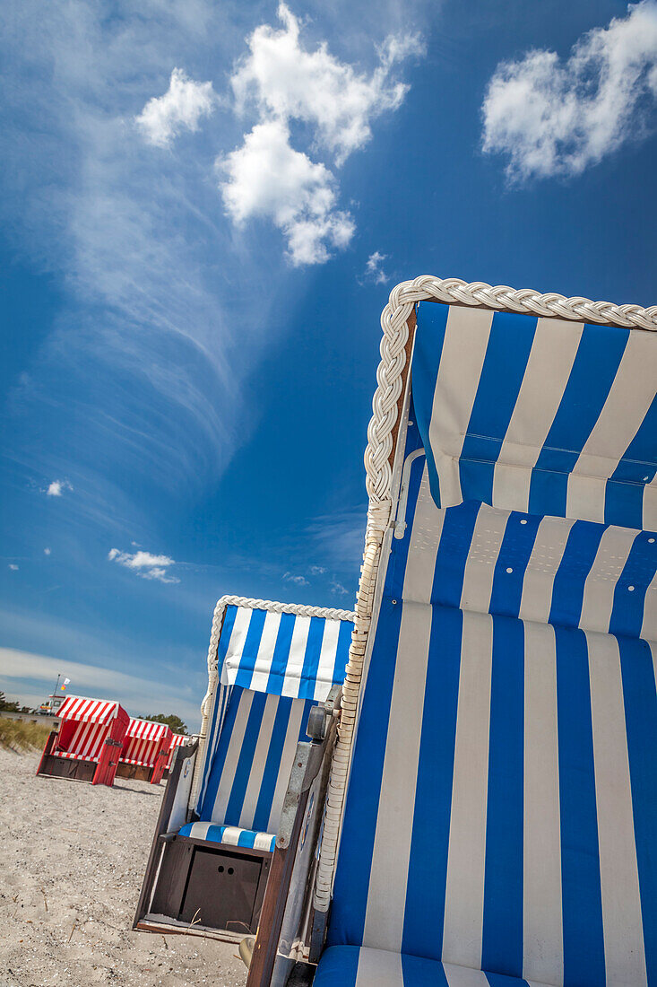 Bunte Strandkörbe am Strand von Zingst, Mecklenburg-Vorpommern, Ostsee, Norddeutschland, Deutschland