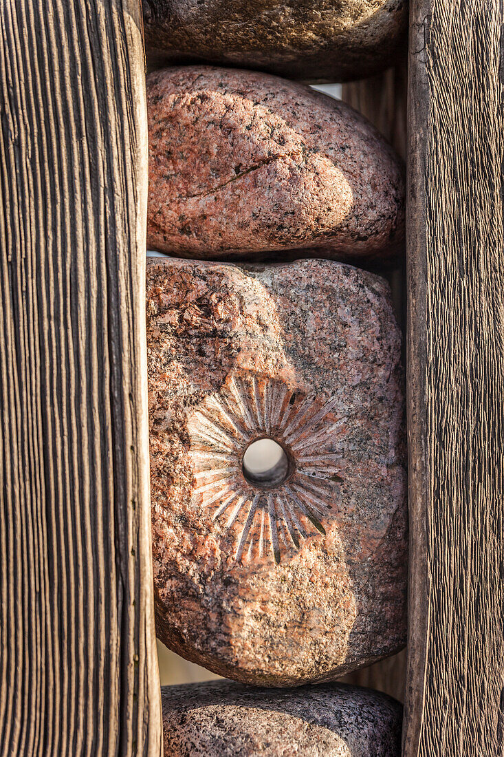 Holz- und Steinsteele an der Seebrücke in Zingst, Mecklenburg-Vorpommern, Ostsee, Norddeutschland, Deutschland