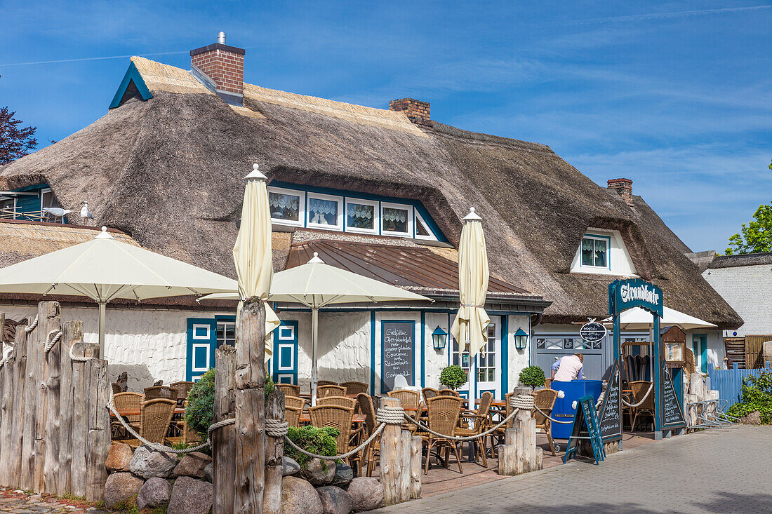 Restaurant in der Fußgängerzone in Zingst, Mecklenburg-Vorpommern, Ostsee, Norddeutschland, Deutschland