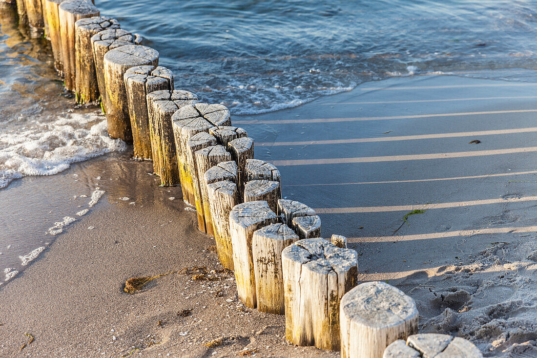 Buhnen am Strand von Zingst, Mecklenburg-Vorpommern, Ostsee, Norddeutschland, Deutschland