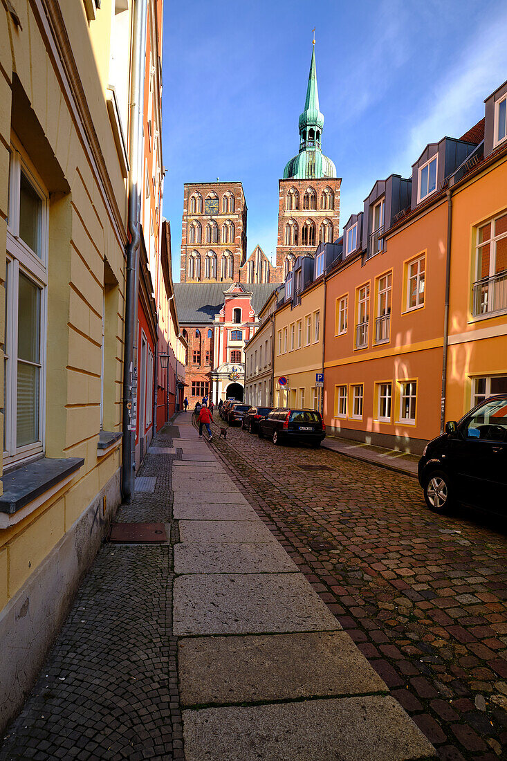 Blick zur Sankt-Nikolai-Kirche und dem Rathaus in der Weltkulturerbe- und Hansestadt Stralsund, Mecklenburg-Vorpommern, Deutschland