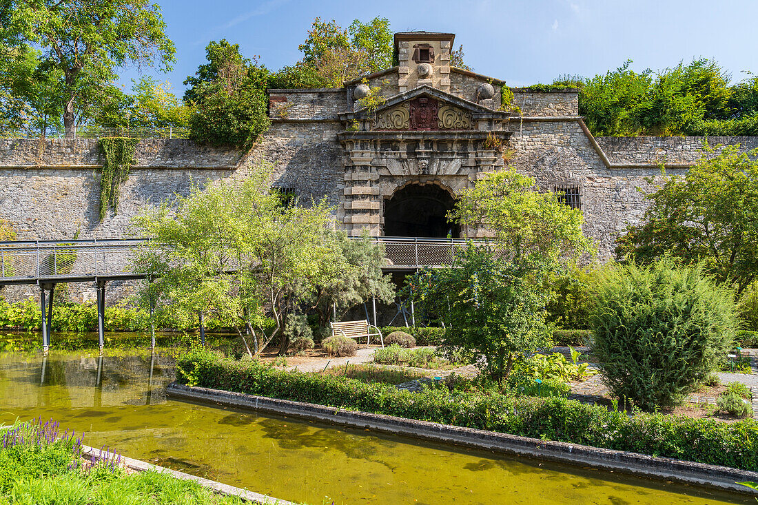 Das Zeller Tor am alten Gartenschaugelände in Würzburg unterhalb der Festung Marienberg, Unterfranken, Franken, Bayern, Deutschland