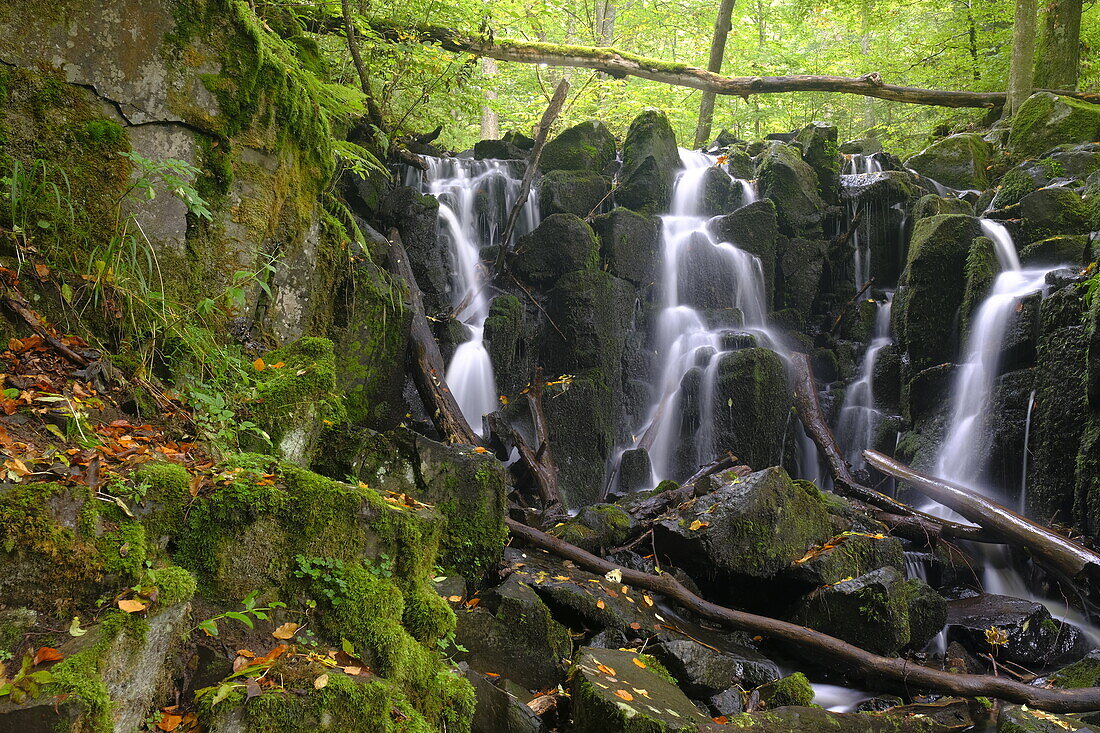 Der Wasserfall Teufelsmühle des Schwarzbach am Holzberghof oberhalb Bischofsheim a.d.Rhön, Biosphärenreservat Rhön, Landkreis Rhön-Grabfeld, Unterfranken, Franken, Bayern, Deutschland