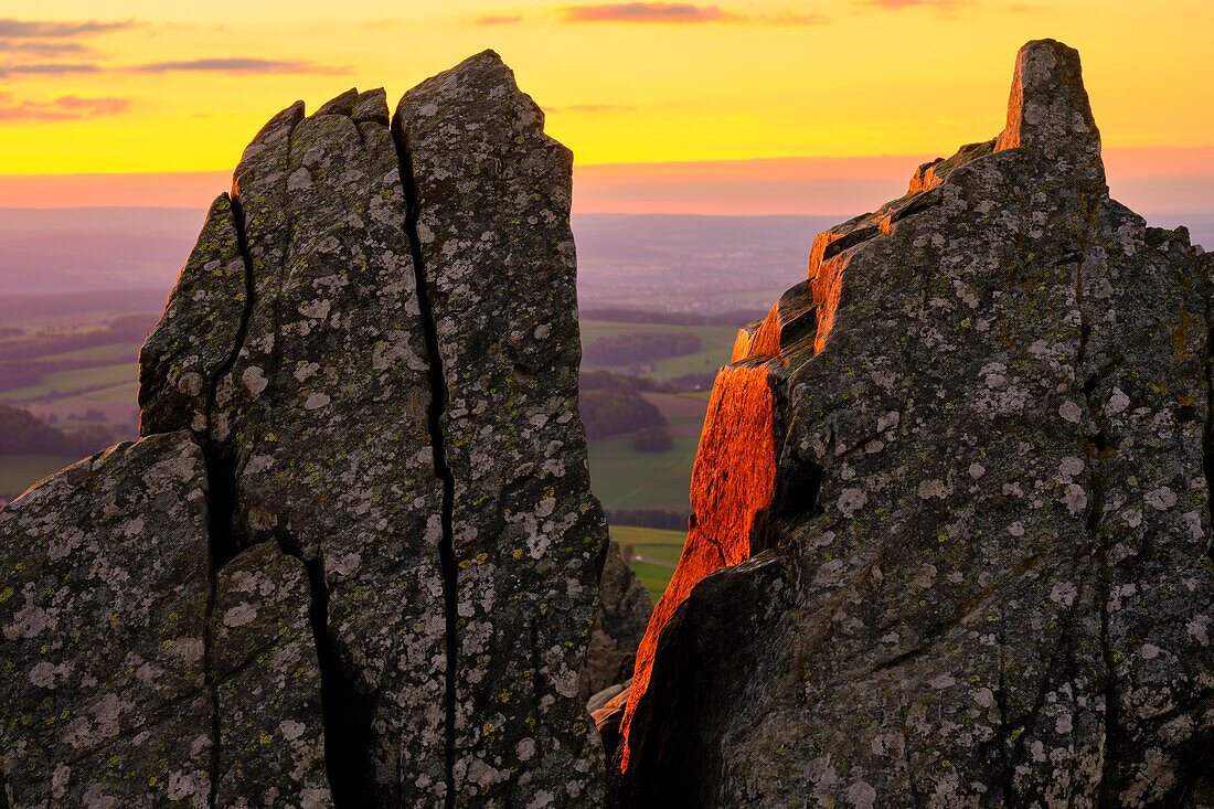 Sonnenuntergang am Pferdskopf im Herbst, Biosphärenreservat Rhön, Hessen, Deutschland\n