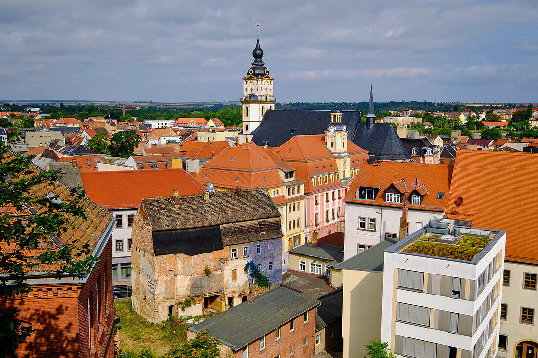 Blick über die Altstadt von Weißenfels mit der Ev. Stadtkirche St. Marien am Marktplatz in an der Straße der Romanik, Burgenlandkreis, Sachsen-Anhalt, Deutschland\n