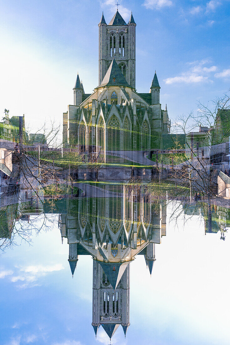 Doppelbelichtung der St.-Nikolaus-Kirche im historischen Stadtzentrum von Gent, Belgien.