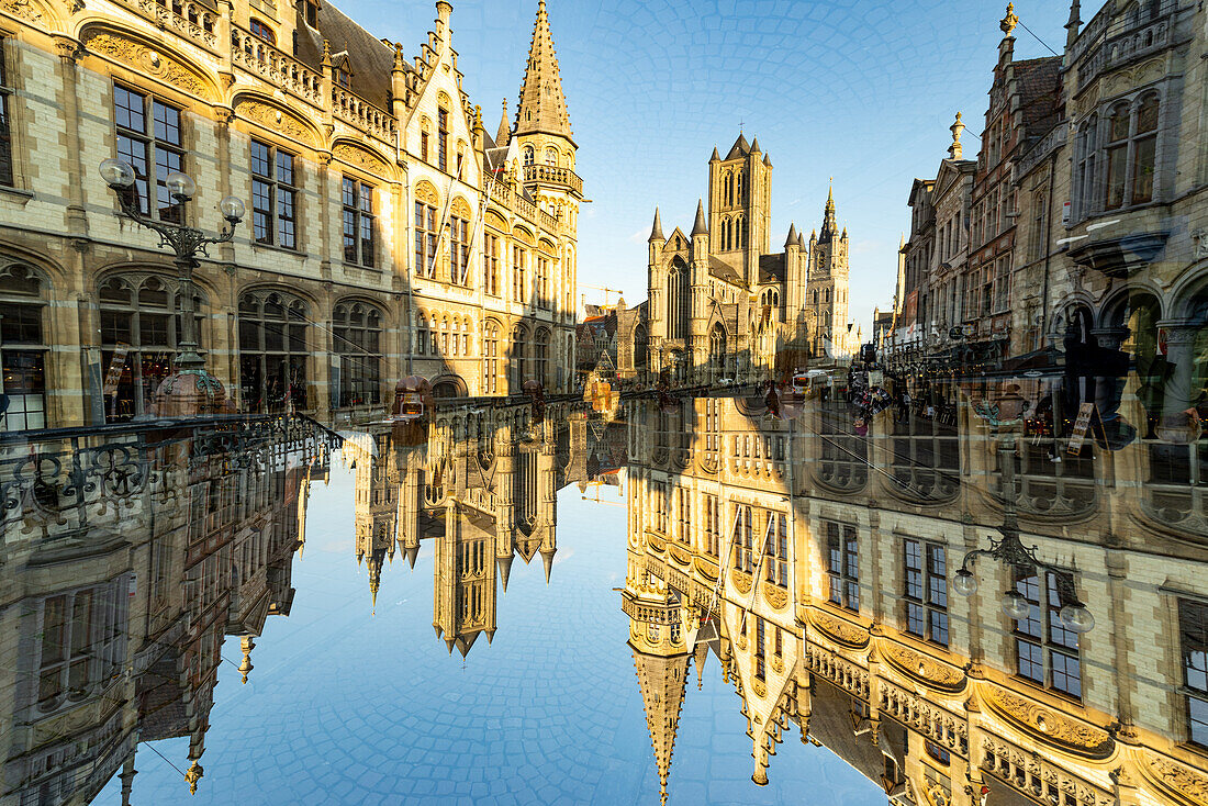 Doppelbelichtung der St.-Nikolaus-Kirche, flankiert vom alten Postgebäude im historischen Stadtzentrum von Gent, Belgien
