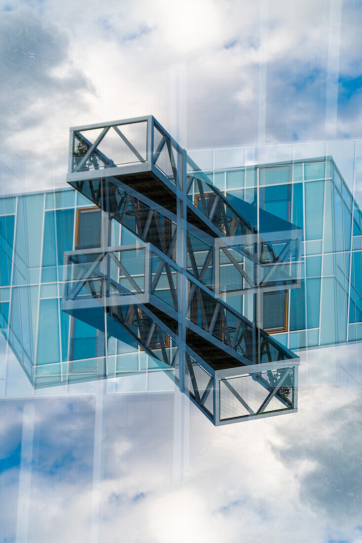 Doppelbelichtung eines modernen Gebäudes in Tartu, Estland