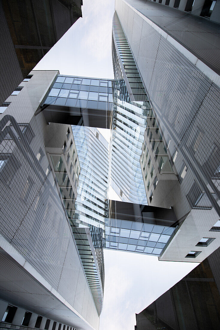 Doppelbelichtung eines modernen Gebäudes in Wien, Österreich, von der Lilienbrunngasse aus gesehen