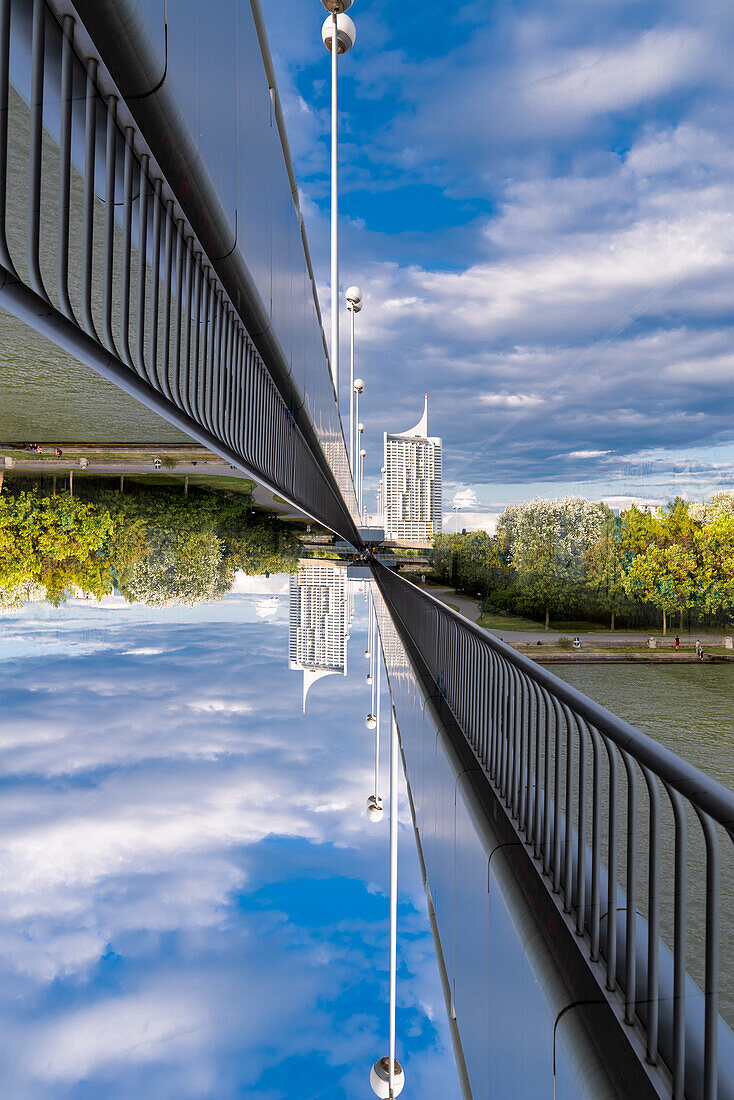 Doppelbelichtungsansicht von der Reichsbrücke in Wien, Österreich