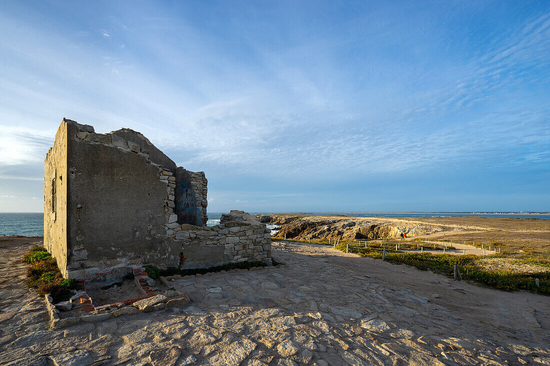 Die Ruine von des Maison des Douaniers auf La Pointe du Percho in Saint-Pierre-Quiberon, Morbihan, Bretagne, Frankreich