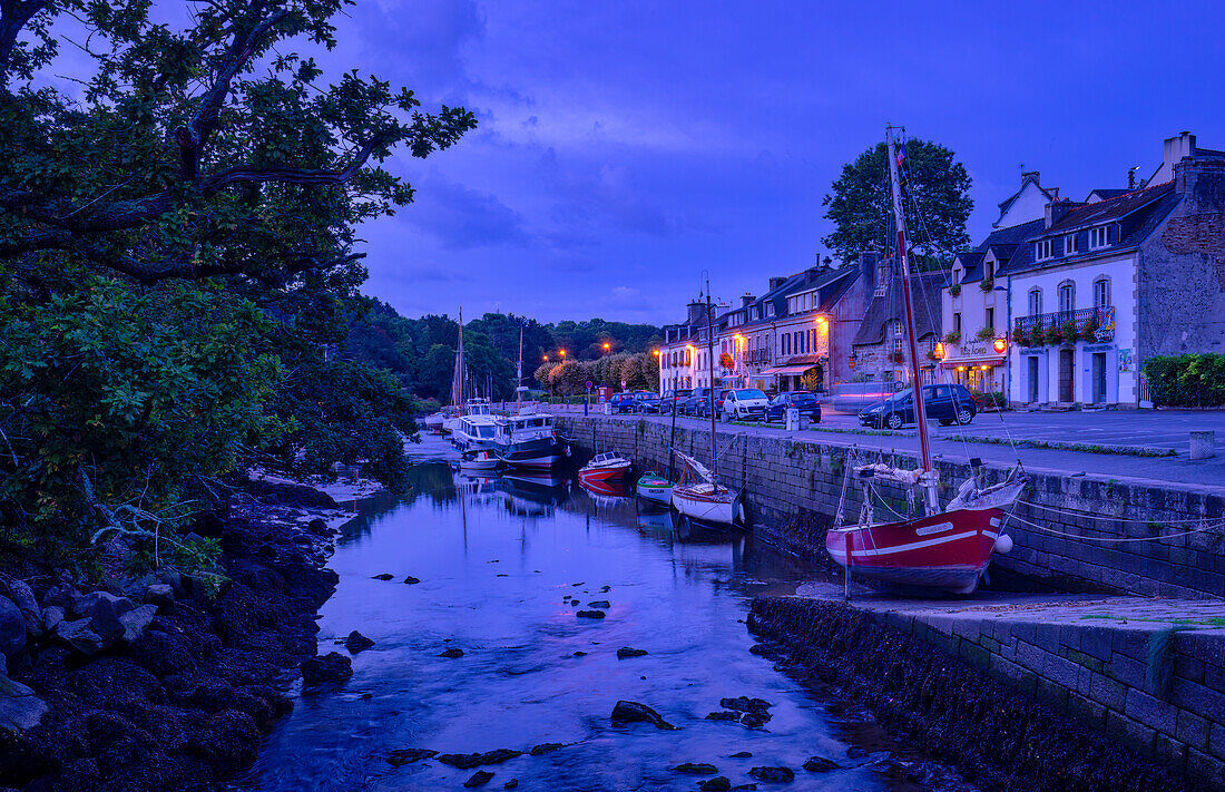 Früh am Morgen im Künstlerdorf Pont-Aven, Quimper, Finistère, Bretagne, Frankreich, Europa