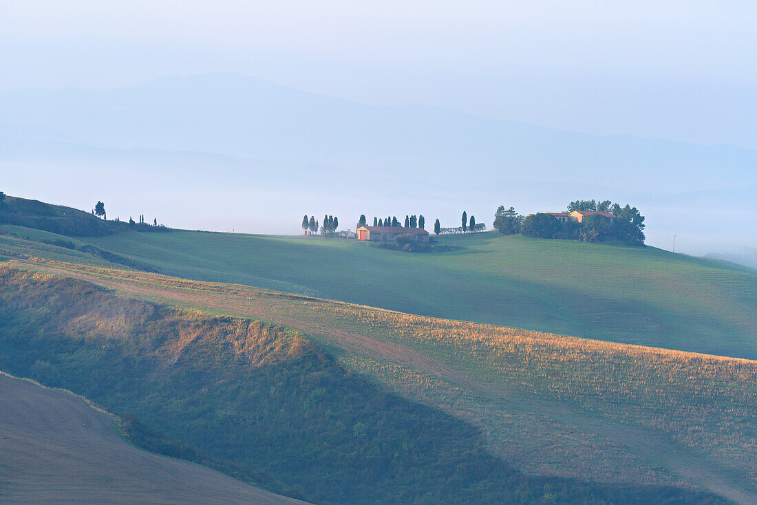 Landschaft nahe Volterra bei Sonnenaufgang, Provinz Pisa, Toskana, Italien, Europa