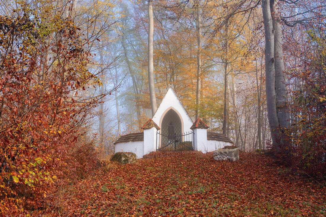 Waldkapelle mit kleinem Friedhof in der Nähe von Andechs, Oberbayern, Bayern, Deutschland