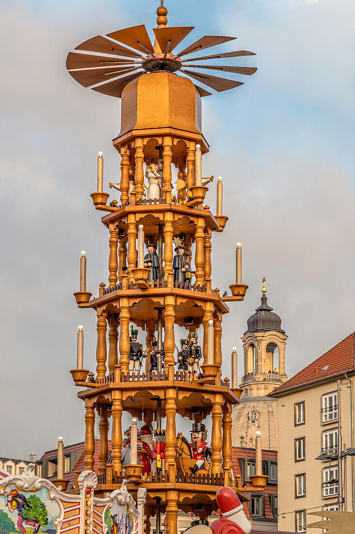 Weihnachtspyramide auf dem Striezelmarkt in Dresden, Sachsen, Deutschland