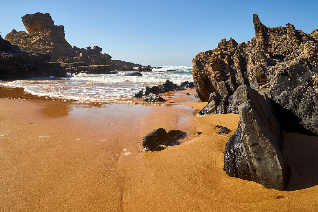 Praia da Cordoama und Praia do Castelejo am Atlantik in der Nähe von Vila do Bispo im Parque Natural do Sudoeste Alentejano e Costa Vicentina, Algarve, Barlavento, Westalgarve, Felsalgarve, Distrikt Faro, Portugal, Europa