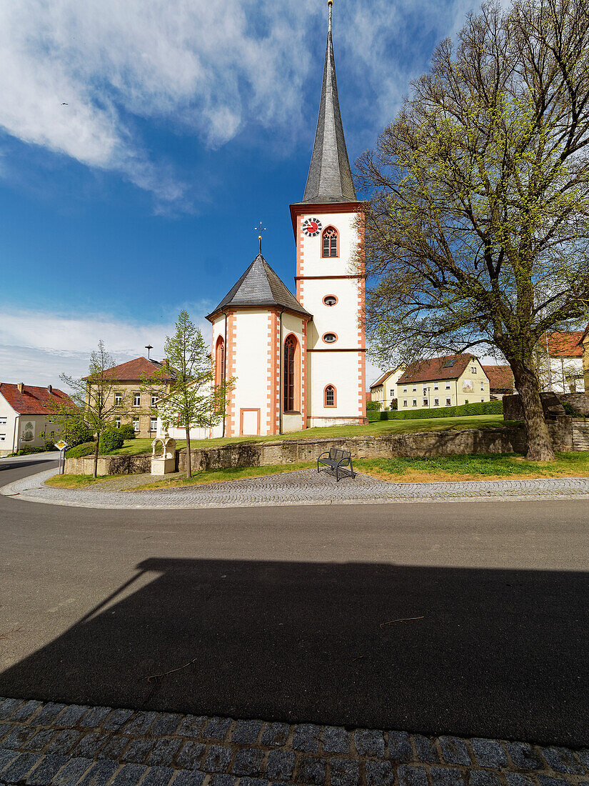 Katholische Kirche Mariä Himmelfahrt und St. Ägidius in Altbessingen, Ortsteil der Stadt Arnstein, Landkreis Main-Spessart, Unterfranken, Bayern, Deutschland