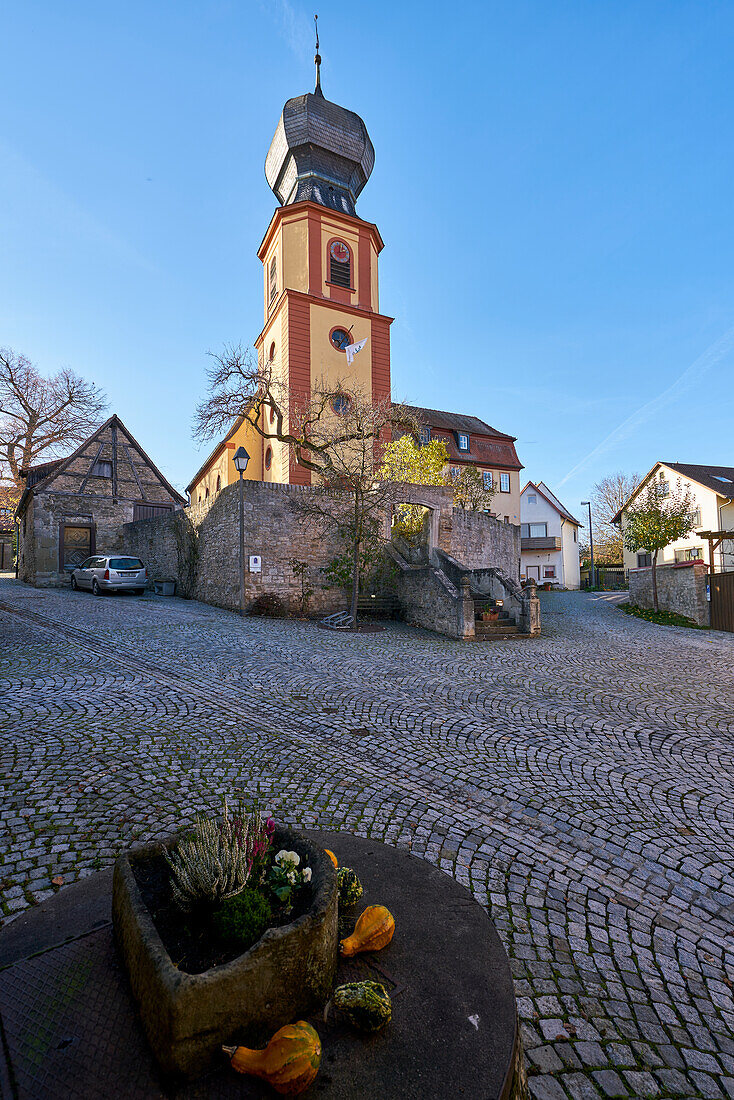 Nikolauskirche in Neuses am Berg an der Volkacher Mainschleife, Stadt Dettelbach, Landkreis Kitzingen, Unterfanken, Bayern, Deutschland