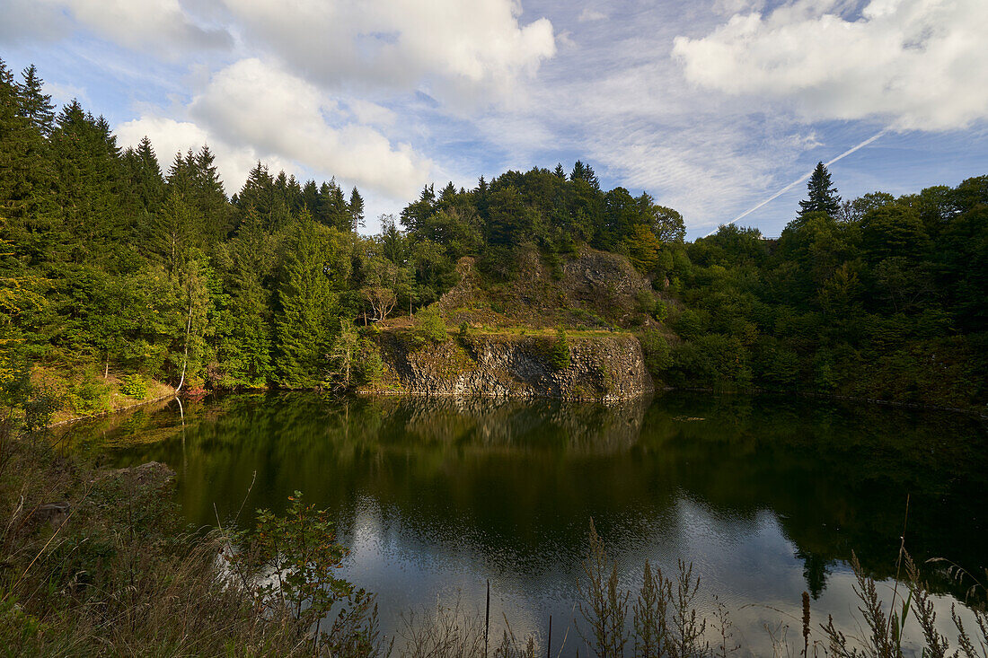 Der Basaltsee Tintenfass bei Riedenberg im NSG Schwarze Berge des Biosphärenreservat Rhön, Landkreis Bad Kissingen Unterfranken, Franken, Bayern, Deutschland