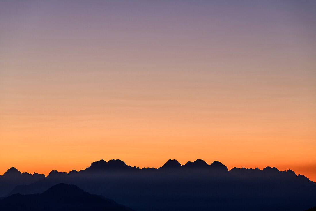 Silhouette mit Monte Crissin in der Morgendämmerung, vom Monte Punta, Dolomiten, Venezien, Venetien, Italien