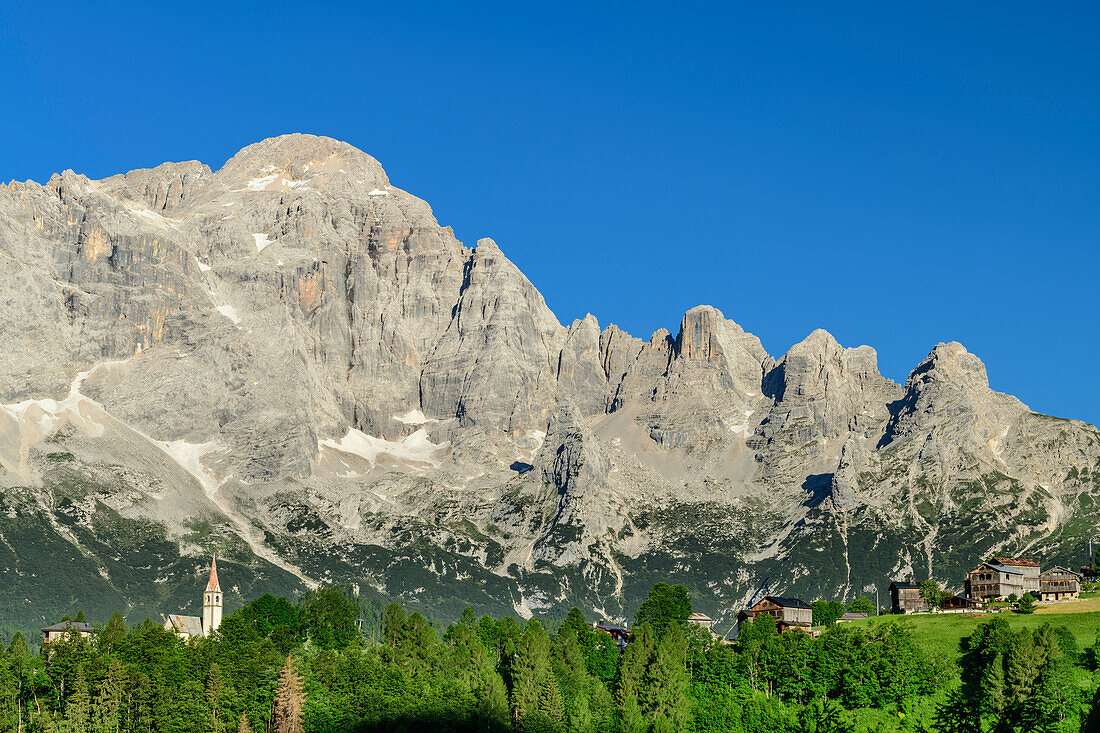 Kirche und Bauernhöfe von Coi mit Civetta, Dolomiten, Venezien, Venetien, Italien